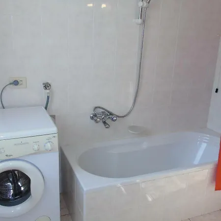 A Con Piscina Apartman Colico